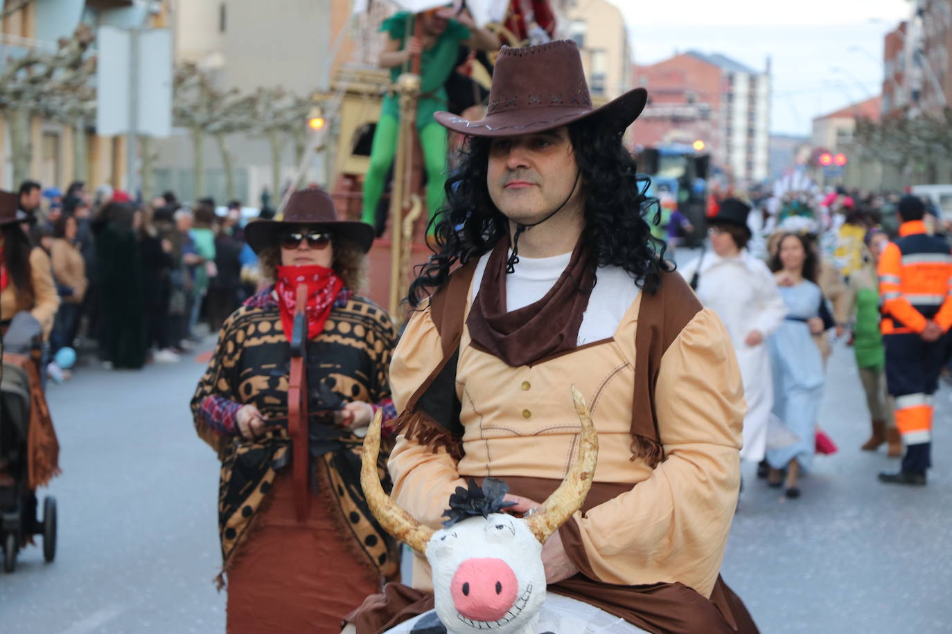 Miles de personas han salido a las calles en este segundo día de festejos para seguir la comitiva de la tradicional cabalgata, en un gran desfile que demuestra que sobran razones para lograr la Declaración de Interés Turístico Regional del Carnaval de Astorga.
