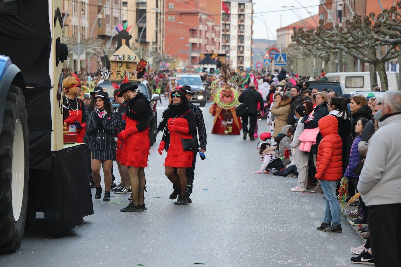 Miles de personas han salido a las calles en este segundo día de festejos para seguir la comitiva de la tradicional cabalgata, en un gran desfile que demuestra que sobran razones para lograr la Declaración de Interés Turístico Regional del Carnaval de Astorga.