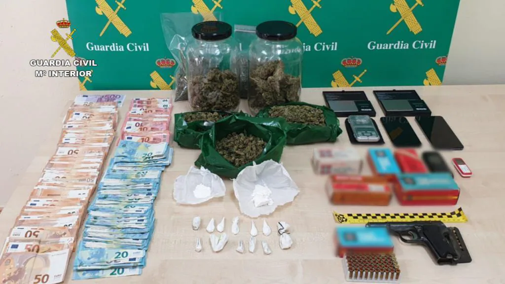 a Guardia Civil desmantela una organización criminal dedicada al tráfico de marihuana y cocaína desde Asturias hacia León. En total han sido detenidas 5 personas, habiéndose realizado un total de 4 registros domiciliarios.