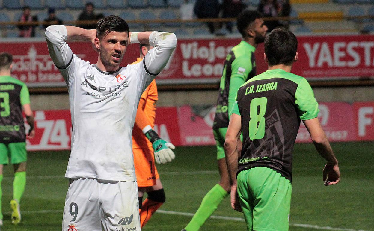 Héctor se echa las manos a la cabeza tras fallar una ocasión.