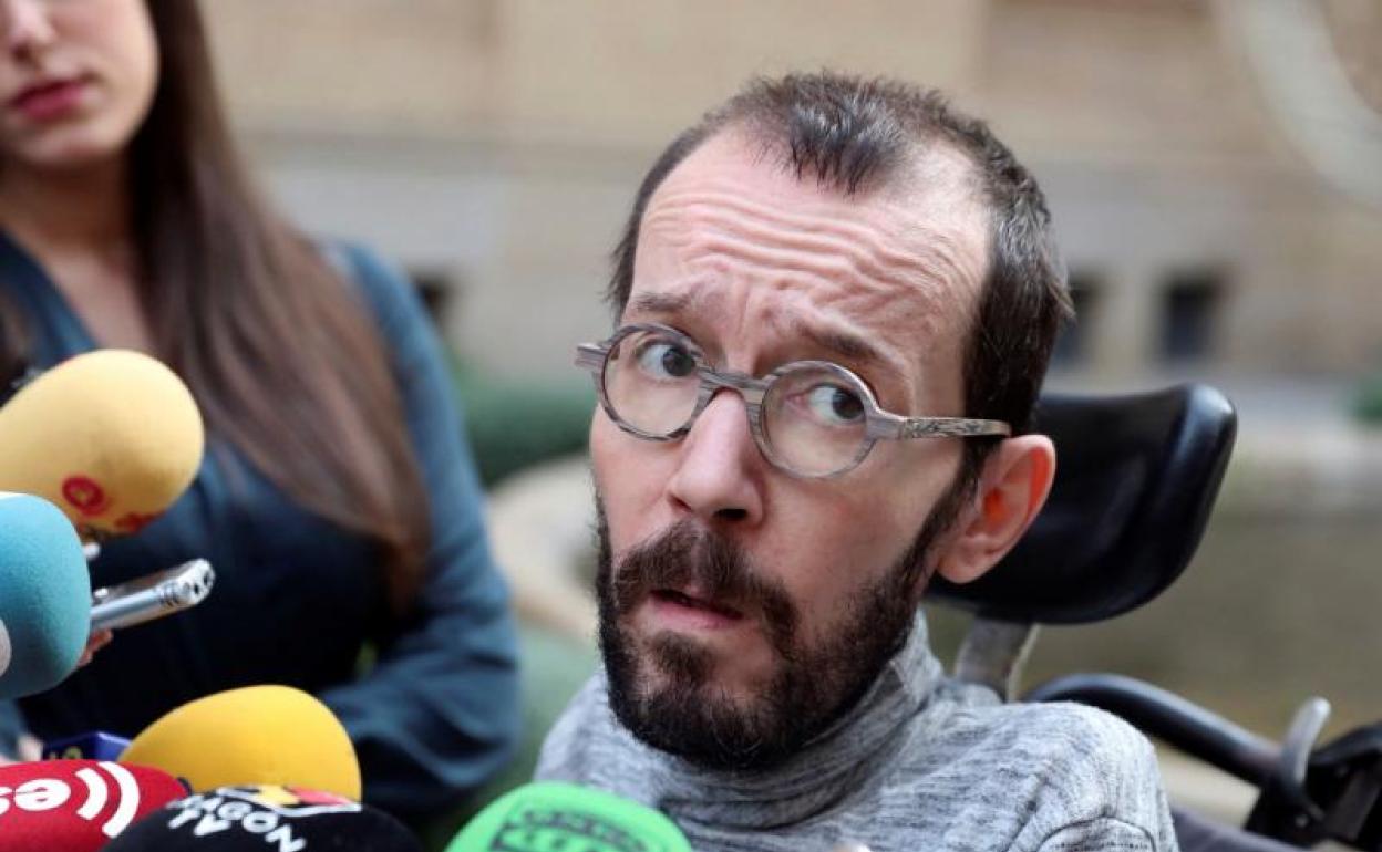 El portavoz parlamentario de Unidos Podemos en el Congreso, Pablo Echenique se dirige a la prensa.