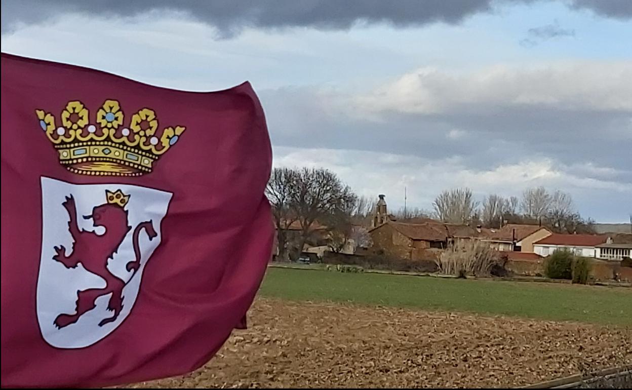 Vista de Felechares con la bandera de León. 