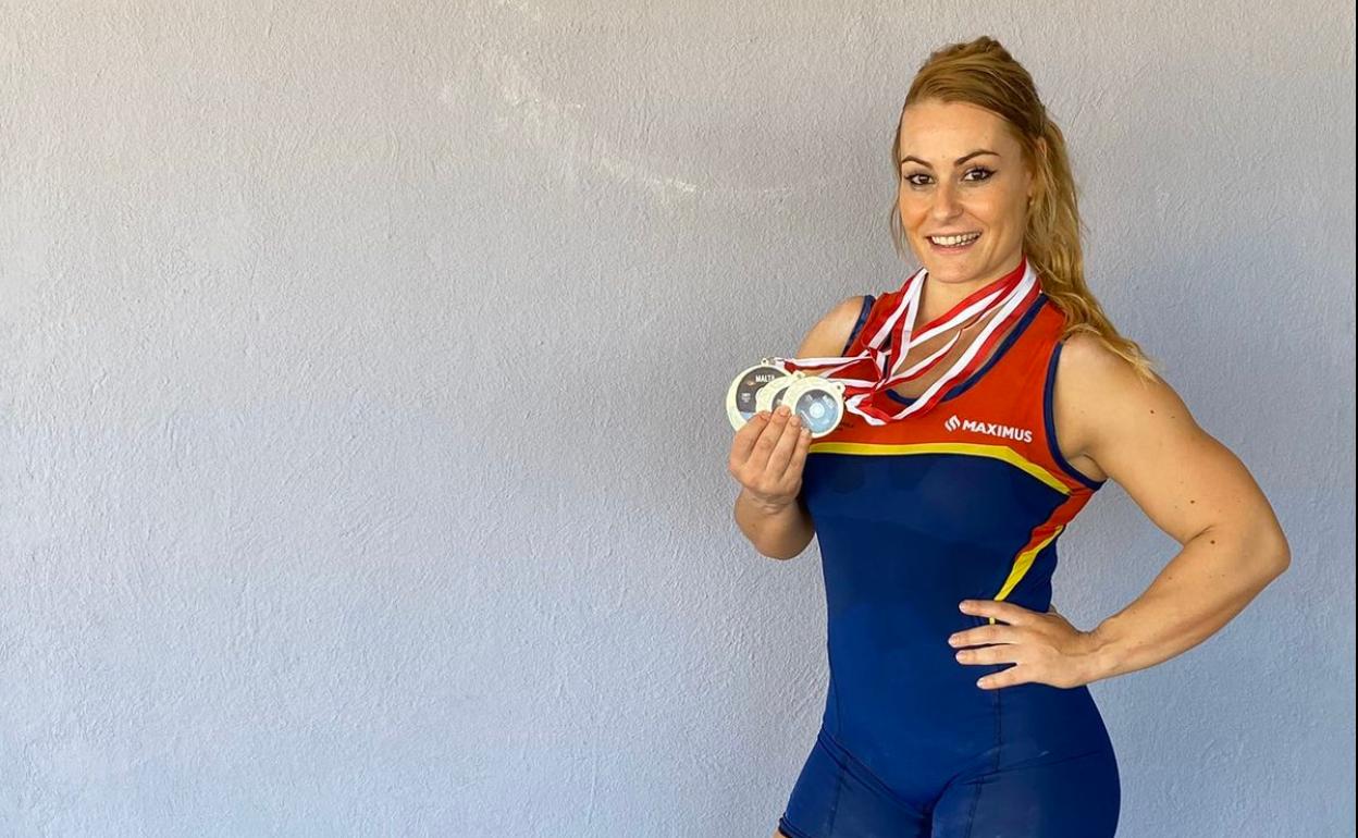 Lydia Valentín posa con sus tres nuevas medallas.