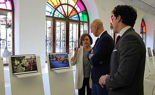 Galería. El alcalde visita la exposición en la Sala Vidrieras.