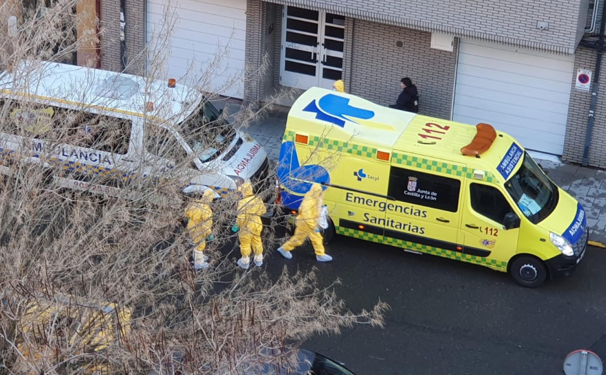 Momento en el que se procede a la retirada de un paciente en la calle Campanillas de León capital.