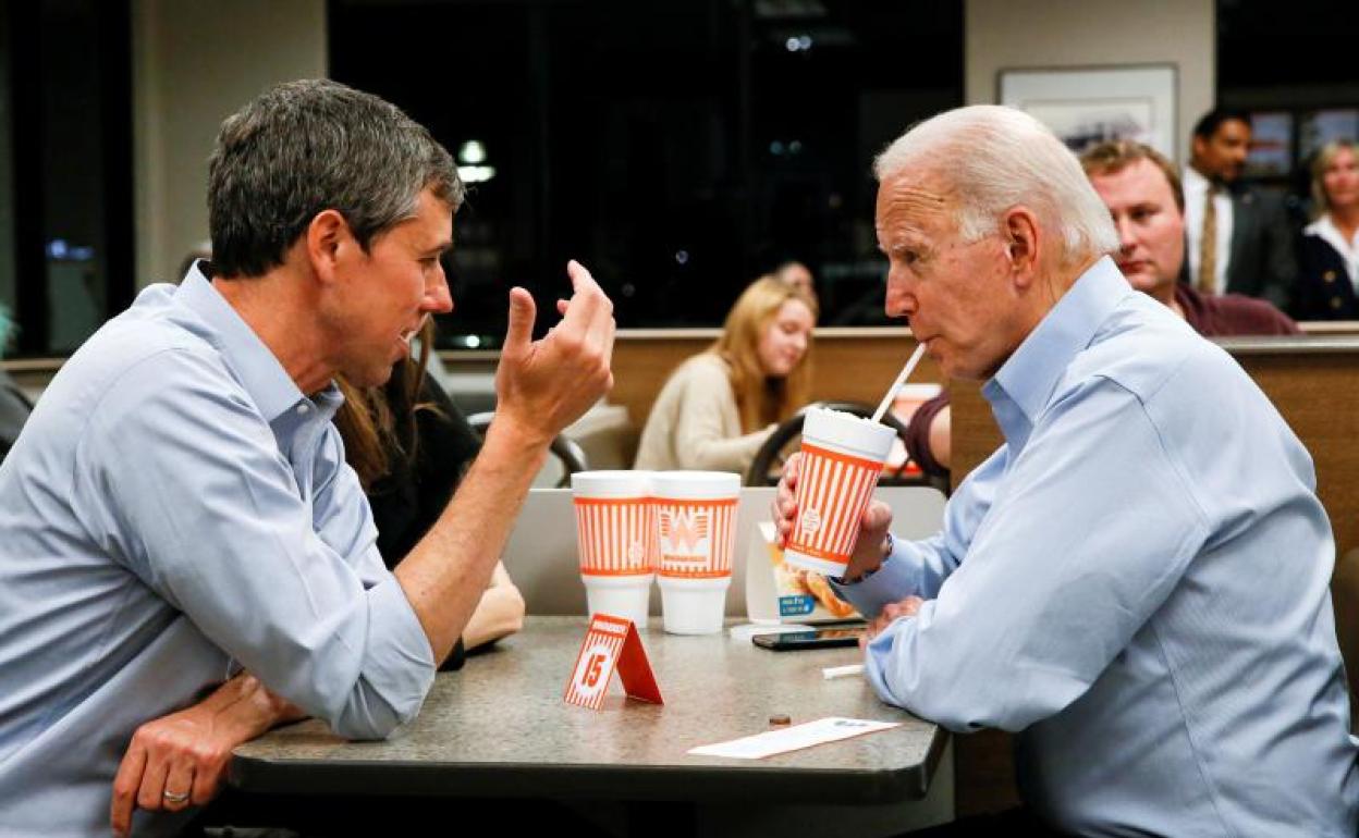 El candidato Beto O'Rourke y Joe Biden (derecha) en una hamburguesería. 