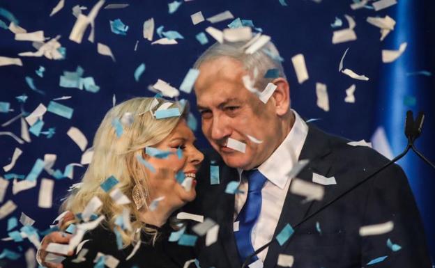 Netanyahu con su esposa. 