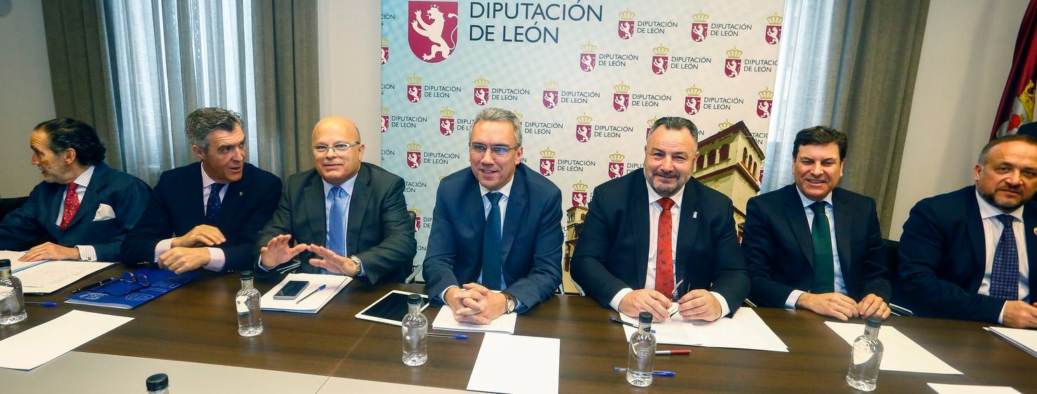 26 representantes políticos, sociales y empresariales se citan en la primera reunión de la 'Mesa por León' con la intención de encontrar un camino que permita a la provincia superar su actual estado económico.