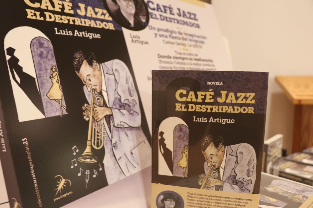 Fotos: Luis Artigue presenta a sus paisanos leoneses su última novela &#039;Café Jazz el destripador&#039;