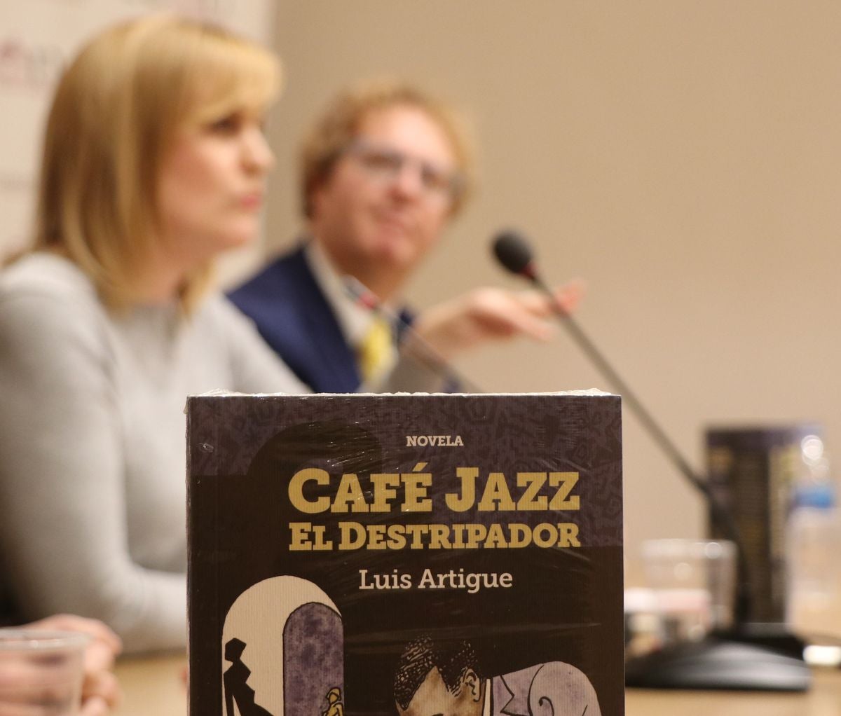 Fotos: Luis Artigue presenta a sus paisanos leoneses su última novela &#039;Café Jazz el destripador&#039;