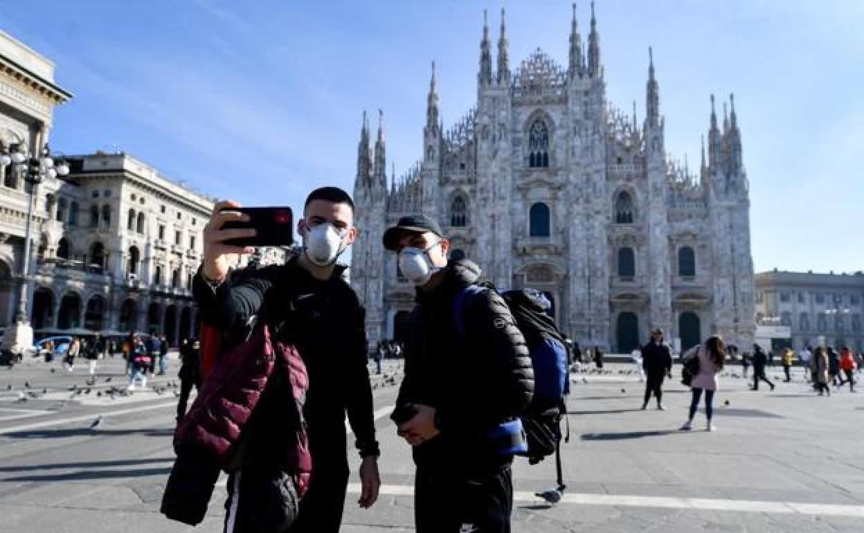 Turistas en la plaza del Duomo de Milán.