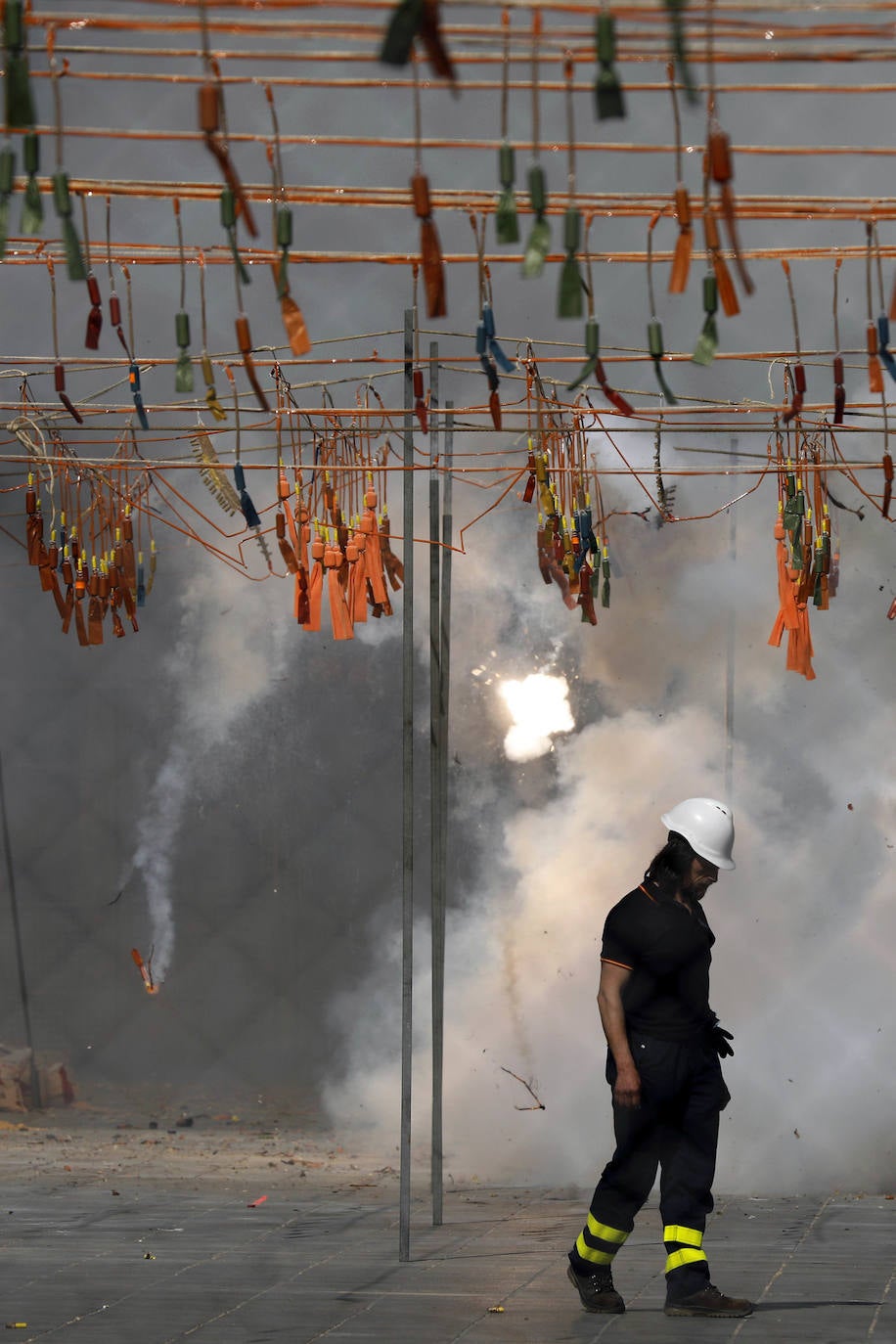 Imágenes del disparo de pirotecnia Pibierzo en las Fallas 2020.