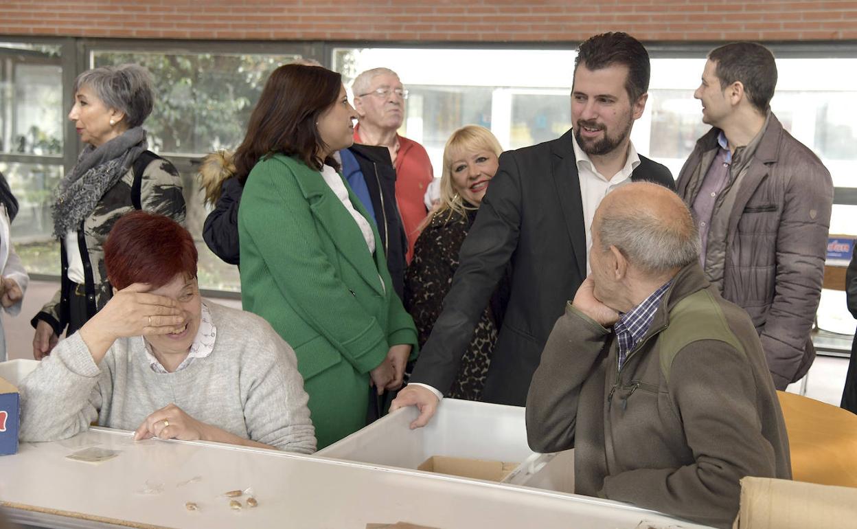 El secretario general del PSOECyL, Luis Tudanca, visita el Centro de Aspanias de Salas de los Infantes.