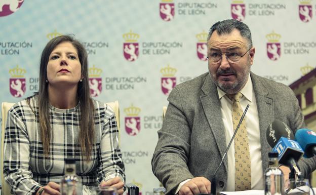 Eduardo Morán, presidente de la Diputación de León, junto a la alcaldesa de Sahagún, Paula Conde.