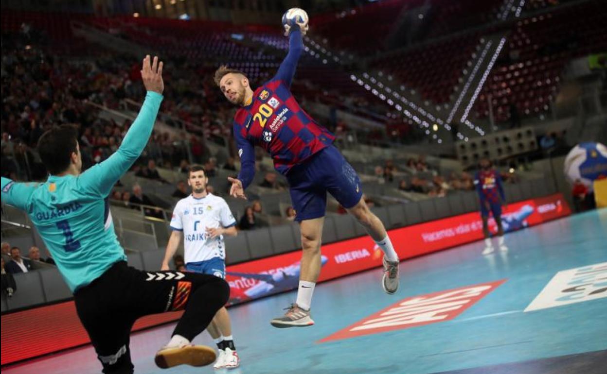 El jugador del FC Barcelona Álex Gómez en acción ante el portero del Franklin Granollers Marc Guardia.