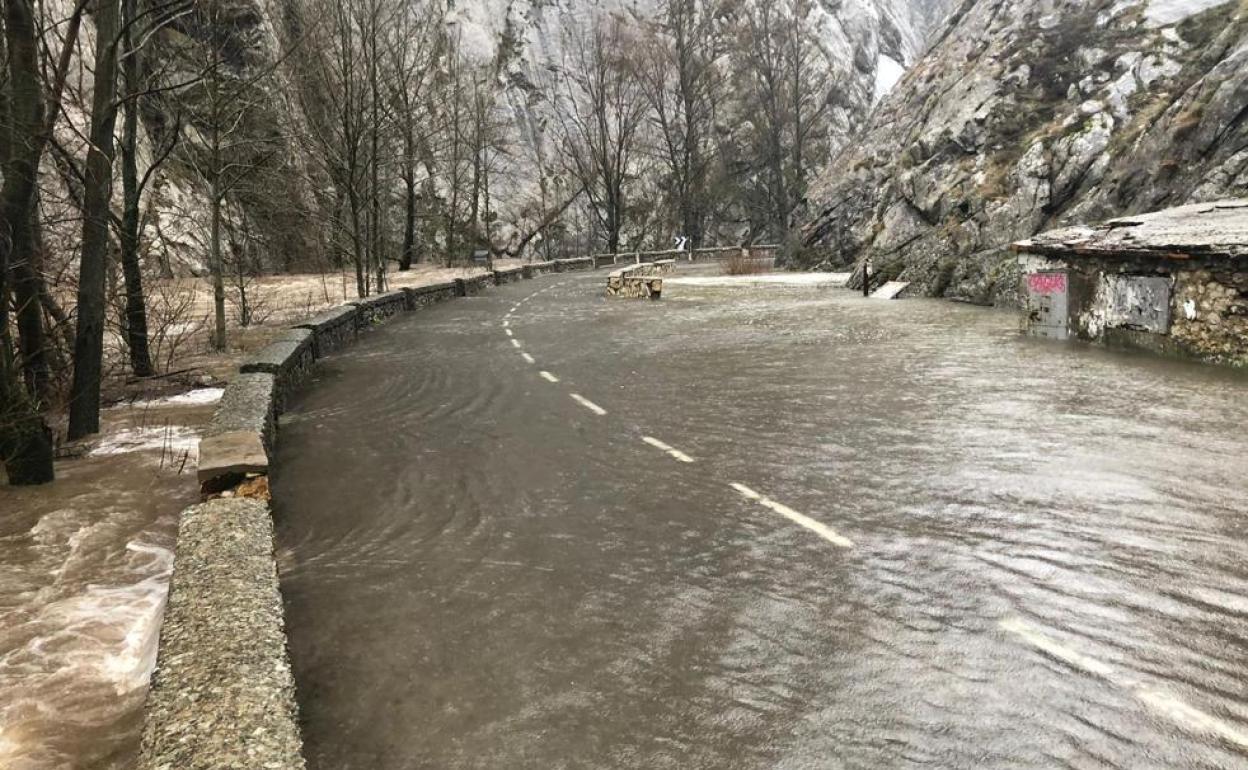 Imagen de la carretera de las Hoces de Vegacervera durante las intensas lluvias. 