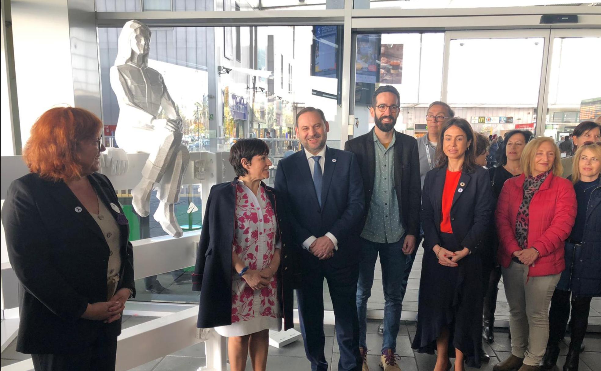 Inaguración de la escultura que homenajea a la ferroviaria leonesa Camino Rodríguez .