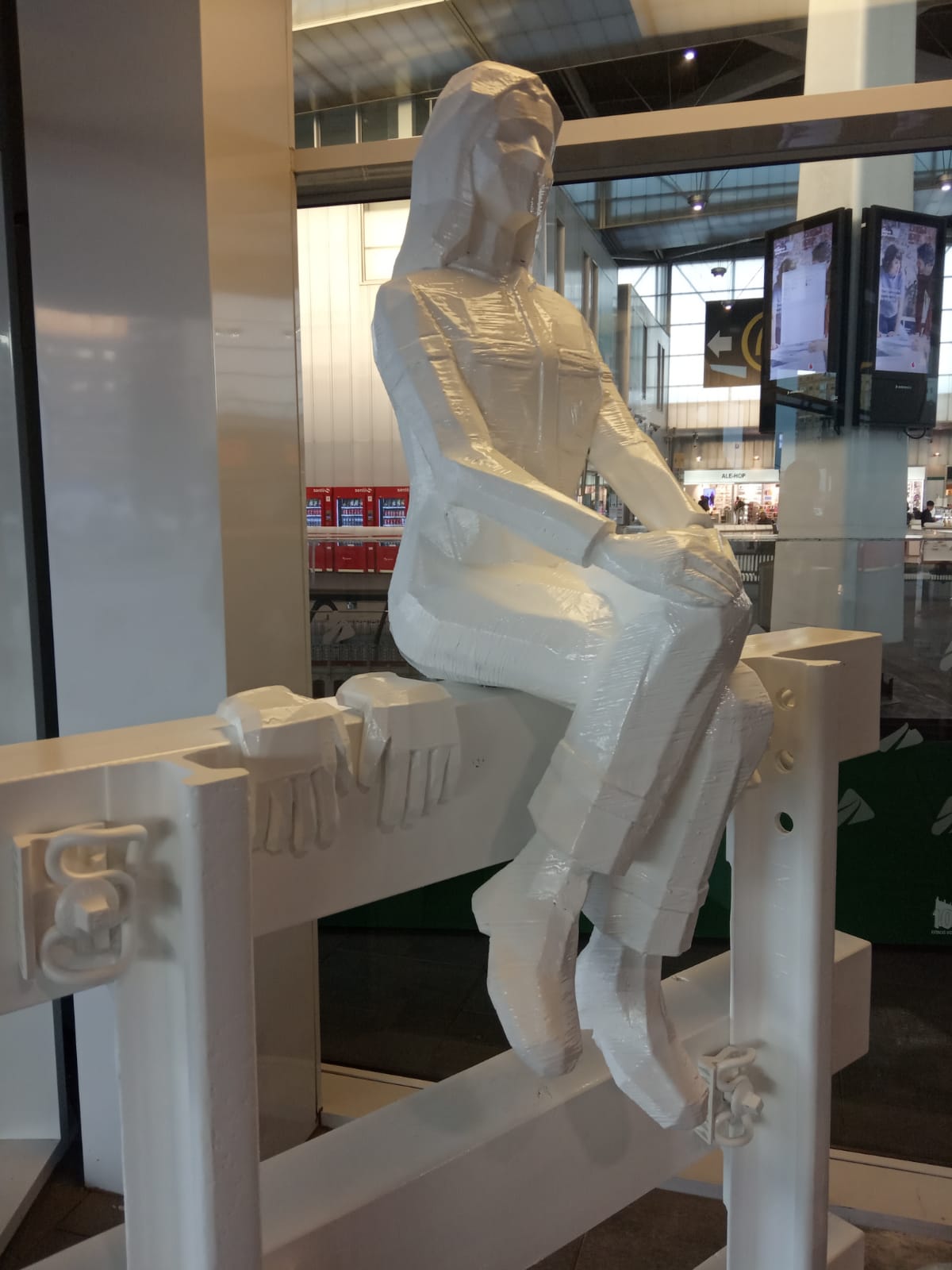 Escultura que homenajea a la ferroviaria leonesa Camino Rodríguez.