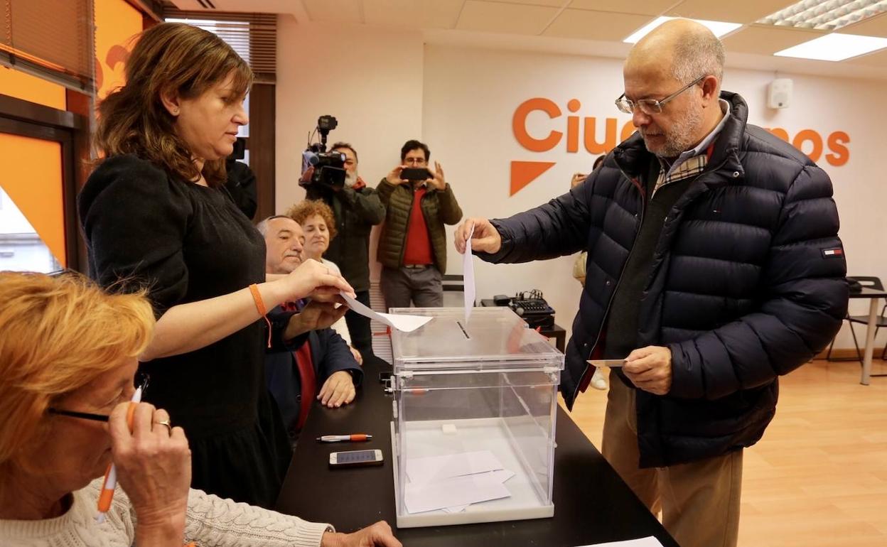 El candidato a la Presidencia de Ciudadanos Francisco Igea vota en el proceso de primarias para elegir al futuro líder del partido.