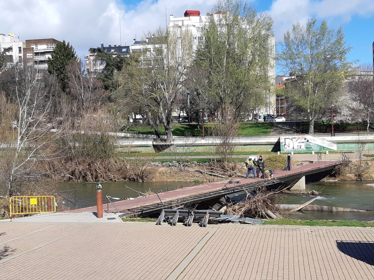 Fotos: Trabajos en la pasarela del río Bernesga