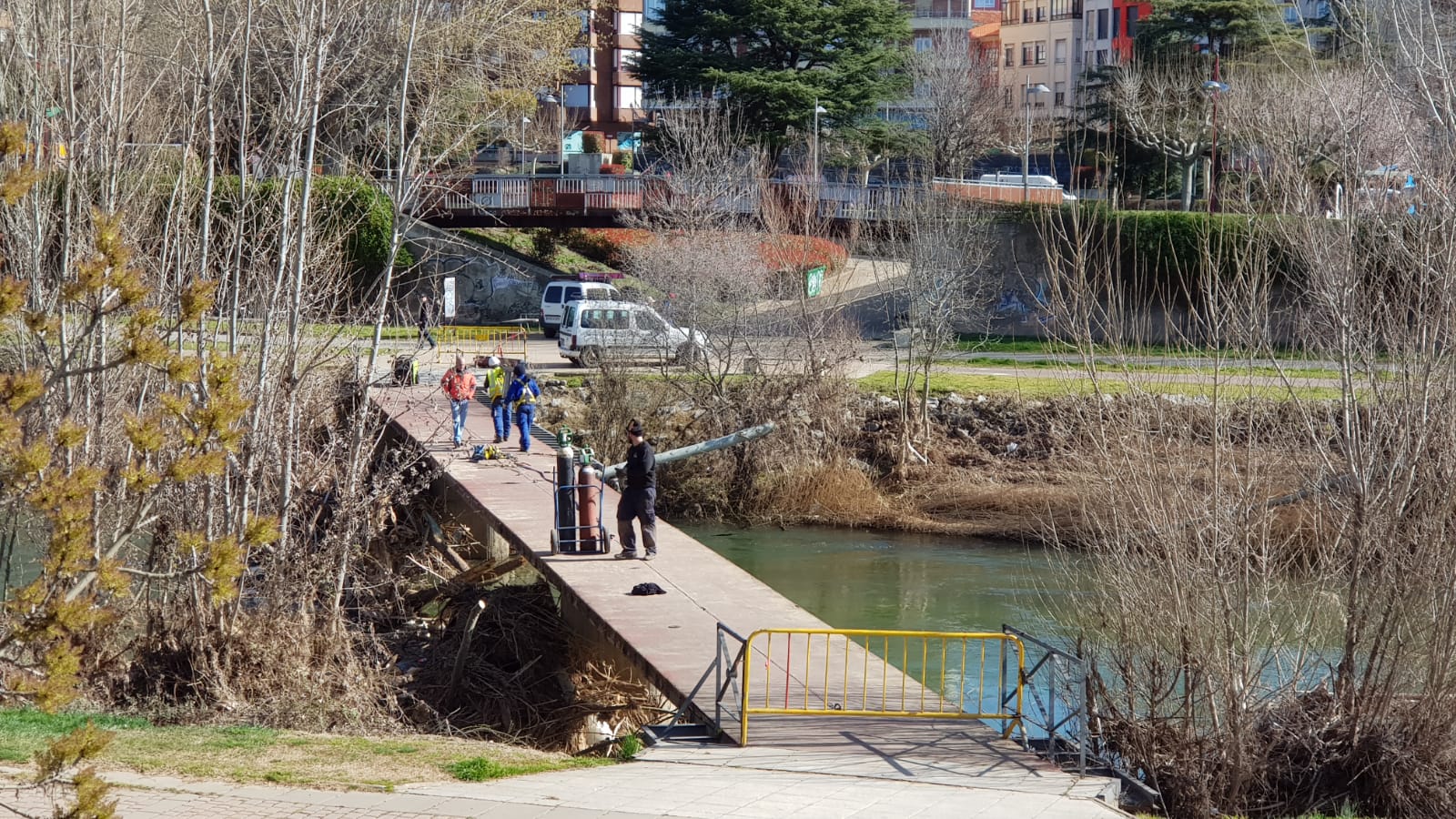 Fotos: Trabajos en la pasarela del río Bernesga
