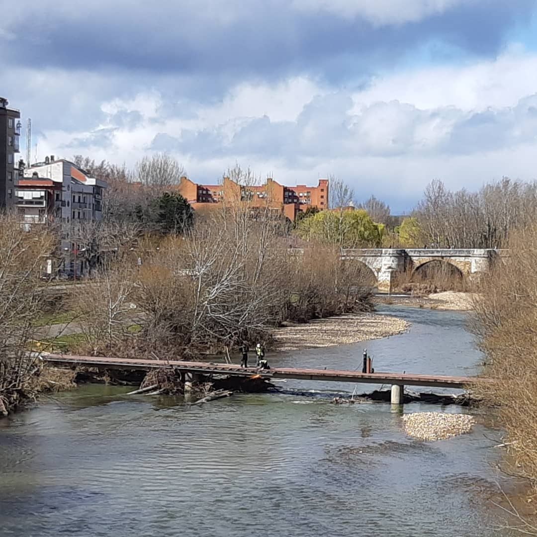 Fotos: Trabajos en la pasarela del río Bernesga