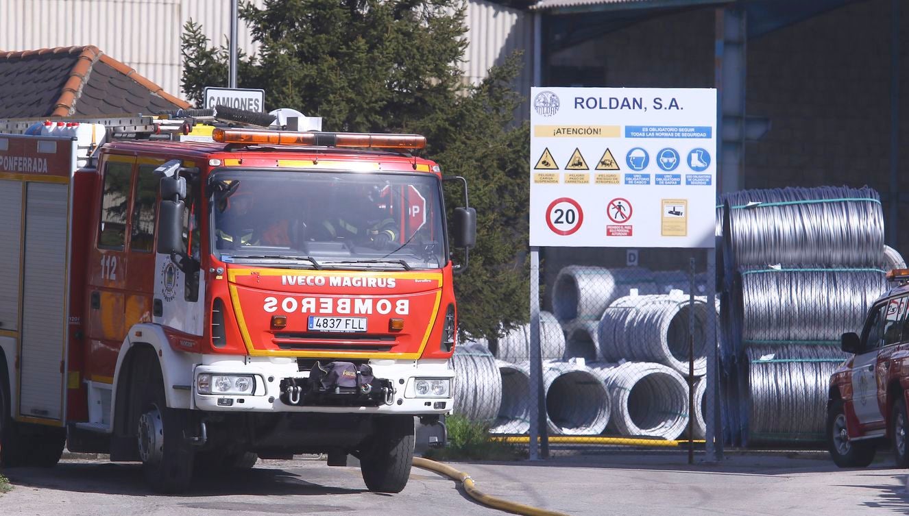 Una mezcla de productos químicos en la acerería Roldán provoca una nube de humo amarillo en El Bierzo. 