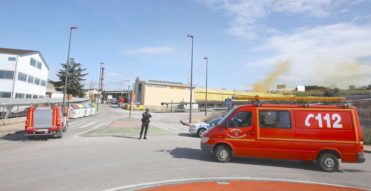Una mezcla de productos químicos en la acerería Roldán provoca una nube de humo amarillo en El Bierzo. 