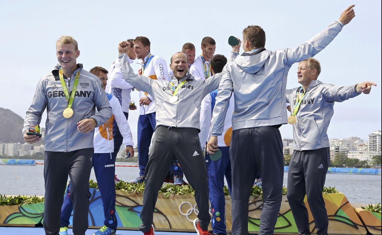 El equipo alemán de piragüismo celebra un triunfo.