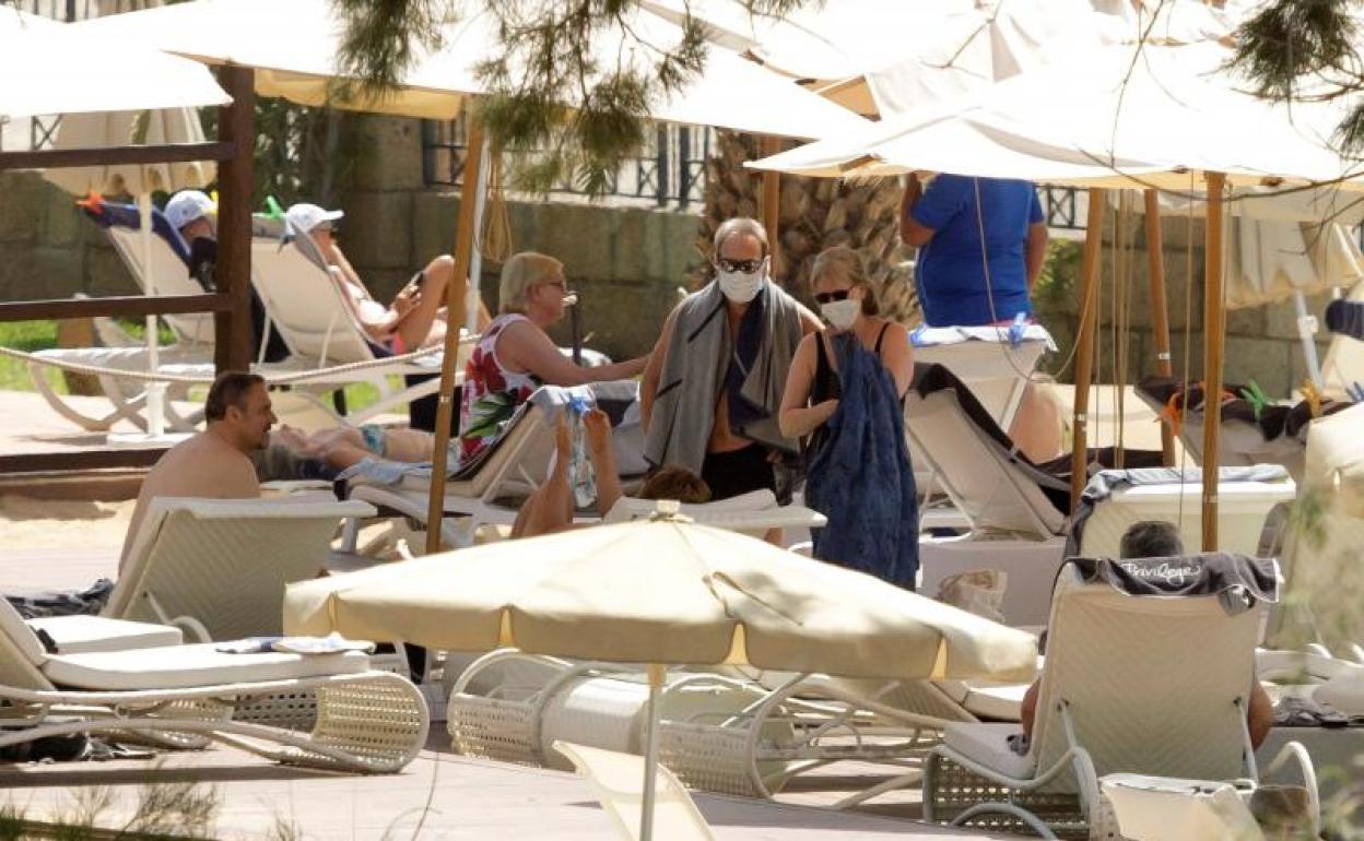 Turistas con mascarilla enun hotel de Tenerife.