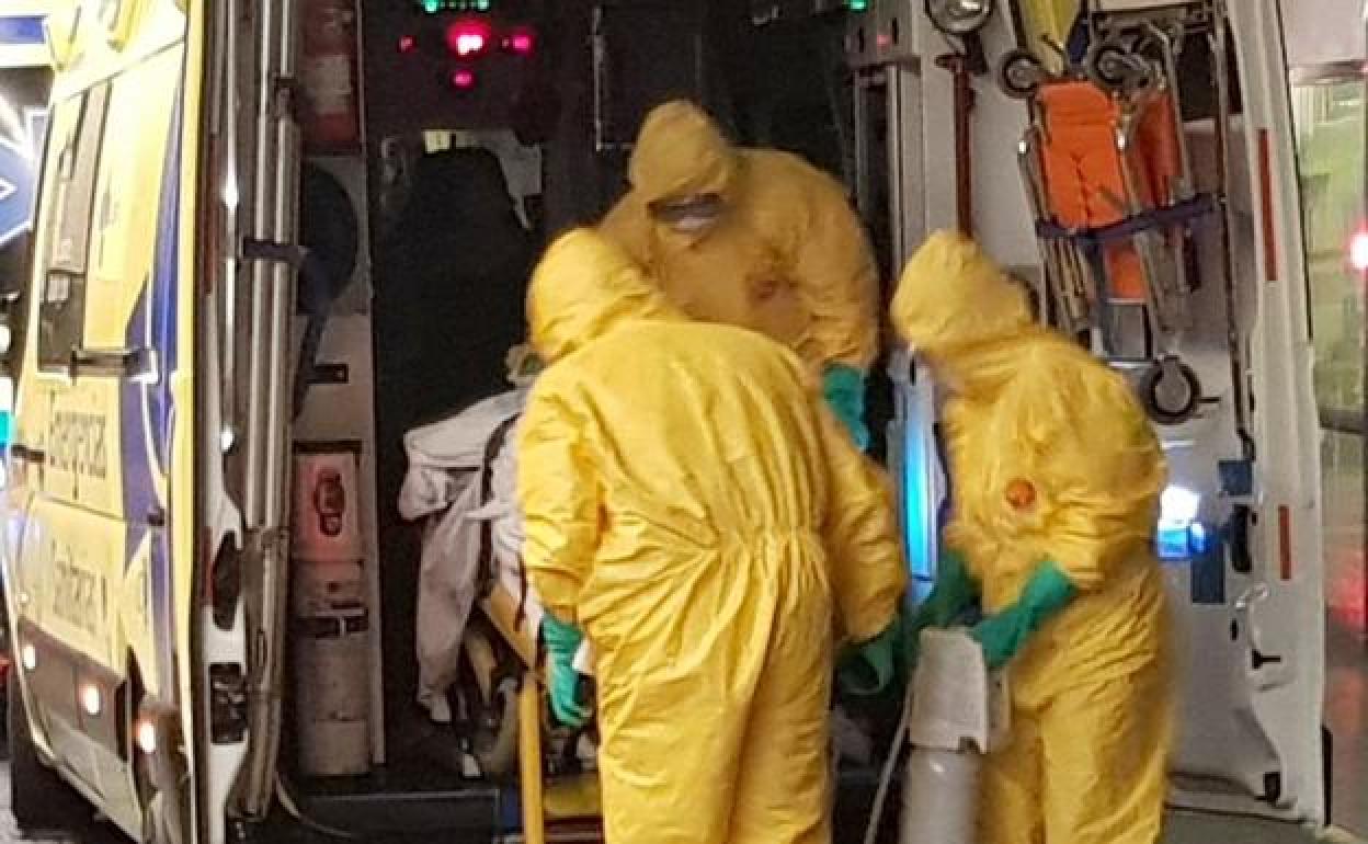 Imagen del traslado de un paciente al Hospital de León.