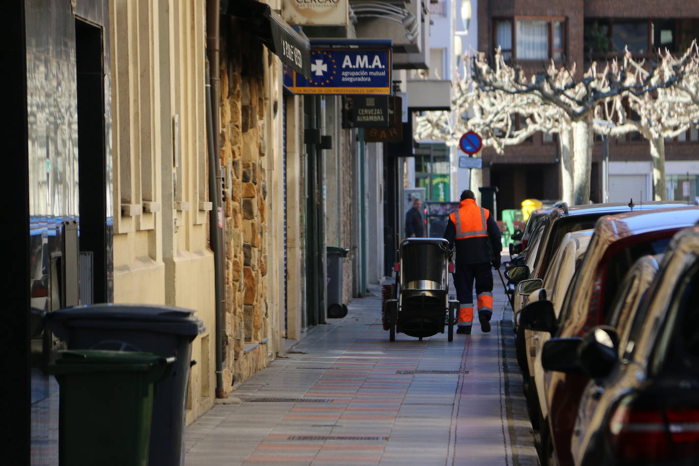 La ciudad vive este sábado realidades opuestas que oscilan entre el acatamiento o el incumplimiento de las recomendaciones sanitarias en la antesala de la declaración del 'Estado de alerta' que será efectivo este domingo