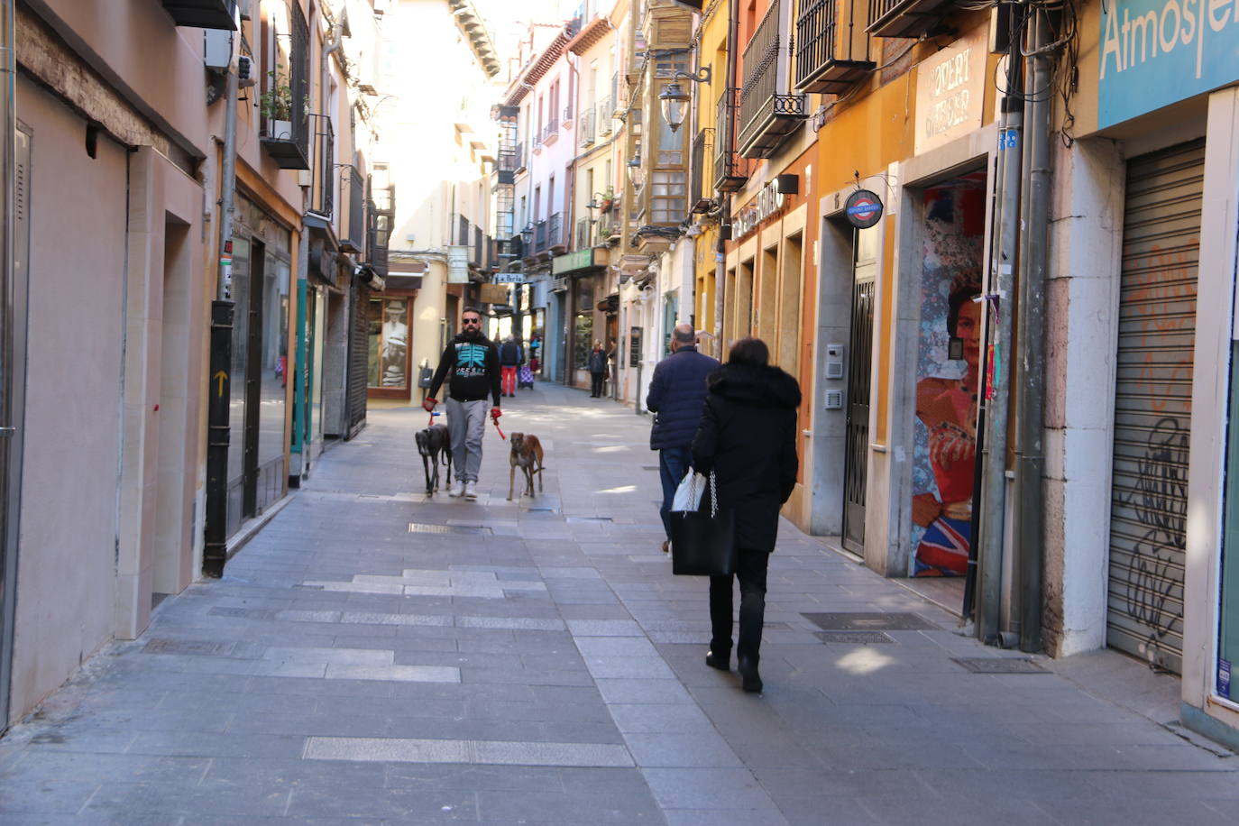 La ciudad vive este sábado realidades opuestas que oscilan entre el acatamiento o el incumplimiento de las recomendaciones sanitarias en la antesala de la declaración del 'Estado de alerta' que será efectivo este domingo