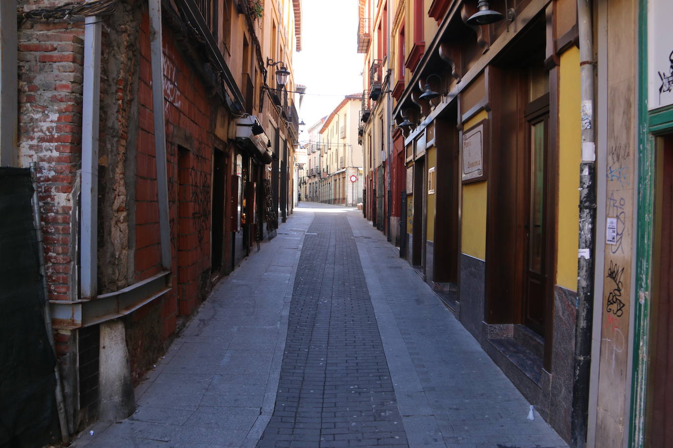 La ciudad vive este sábado realidades opuestas que oscilan entre el acatamiento o el incumplimiento de las recomendaciones sanitarias en la antesala de la declaración del 'Estado de alerta' que será efectivo este domingo