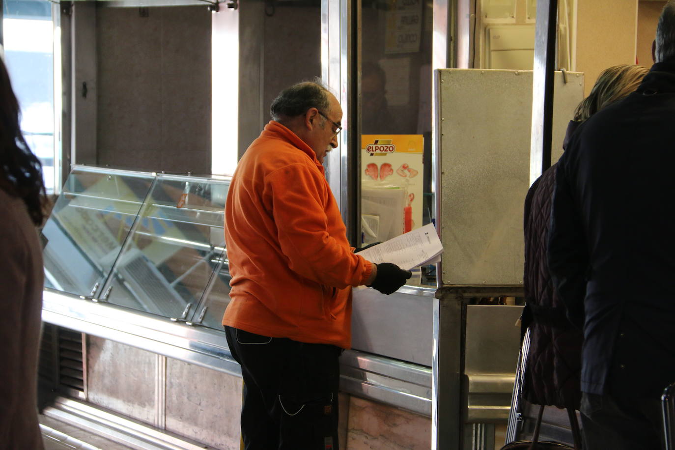 La ciudad vive este sábado realidades opuestas que oscilan entre el acatamiento o el incumplimiento de las recomendaciones sanitarias en la antesala de la declaración del 'Estado de alerta' que será efectivo este domingo