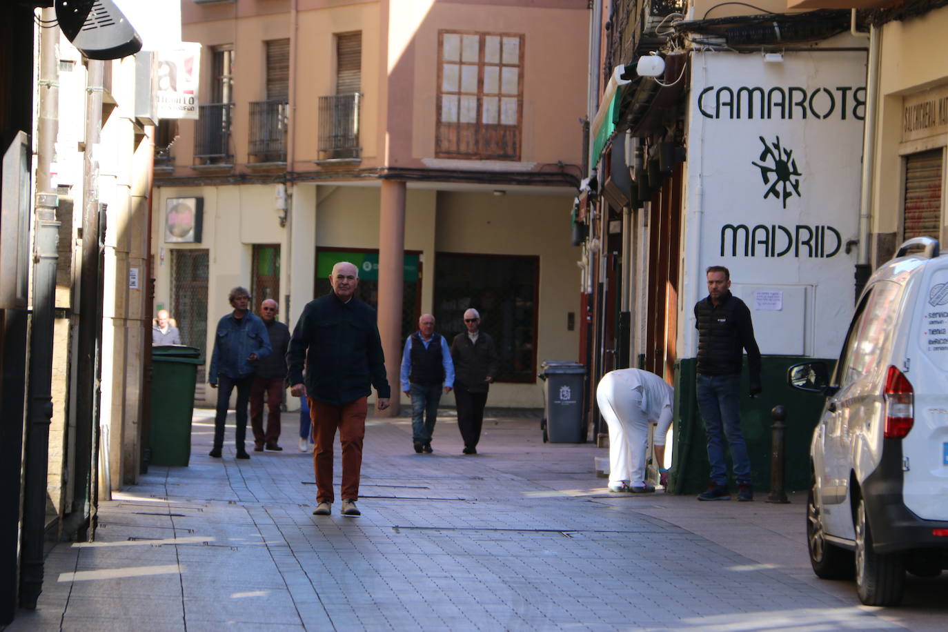 La ciudad vive este sábado realidades opuestas que oscilan entre el acatamiento o el incumplimiento de las recomendaciones sanitarias en la antesala de la declaración del 'Estado de alerta' que será efectivo este domingo