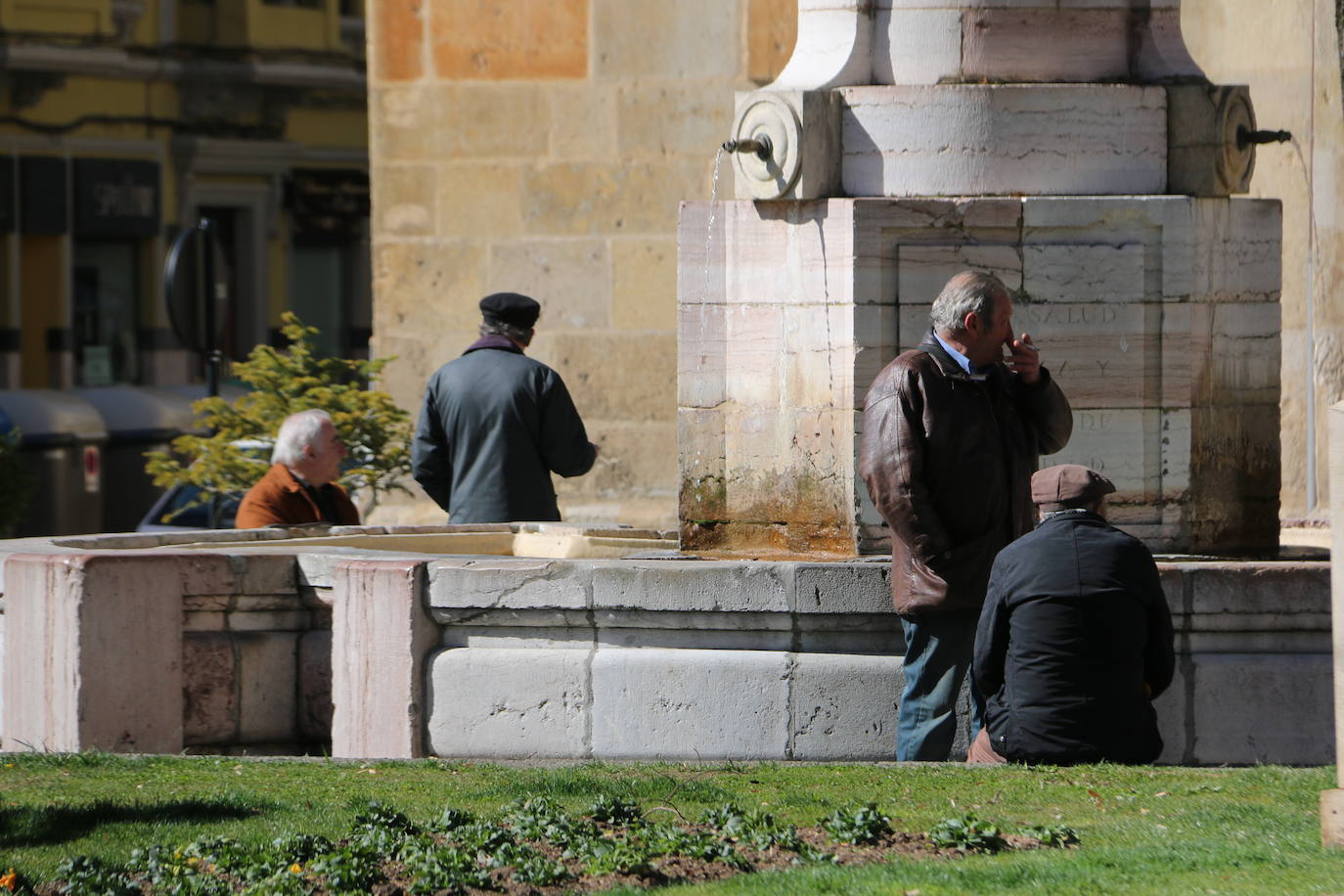 La ciudad vive este sábado realidades opuestas que oscilan entre el acatamiento o el incumplimiento de las recomendaciones sanitarias en la antesala de la declaración del 'Estado de alerta' que será efectivo este domingo