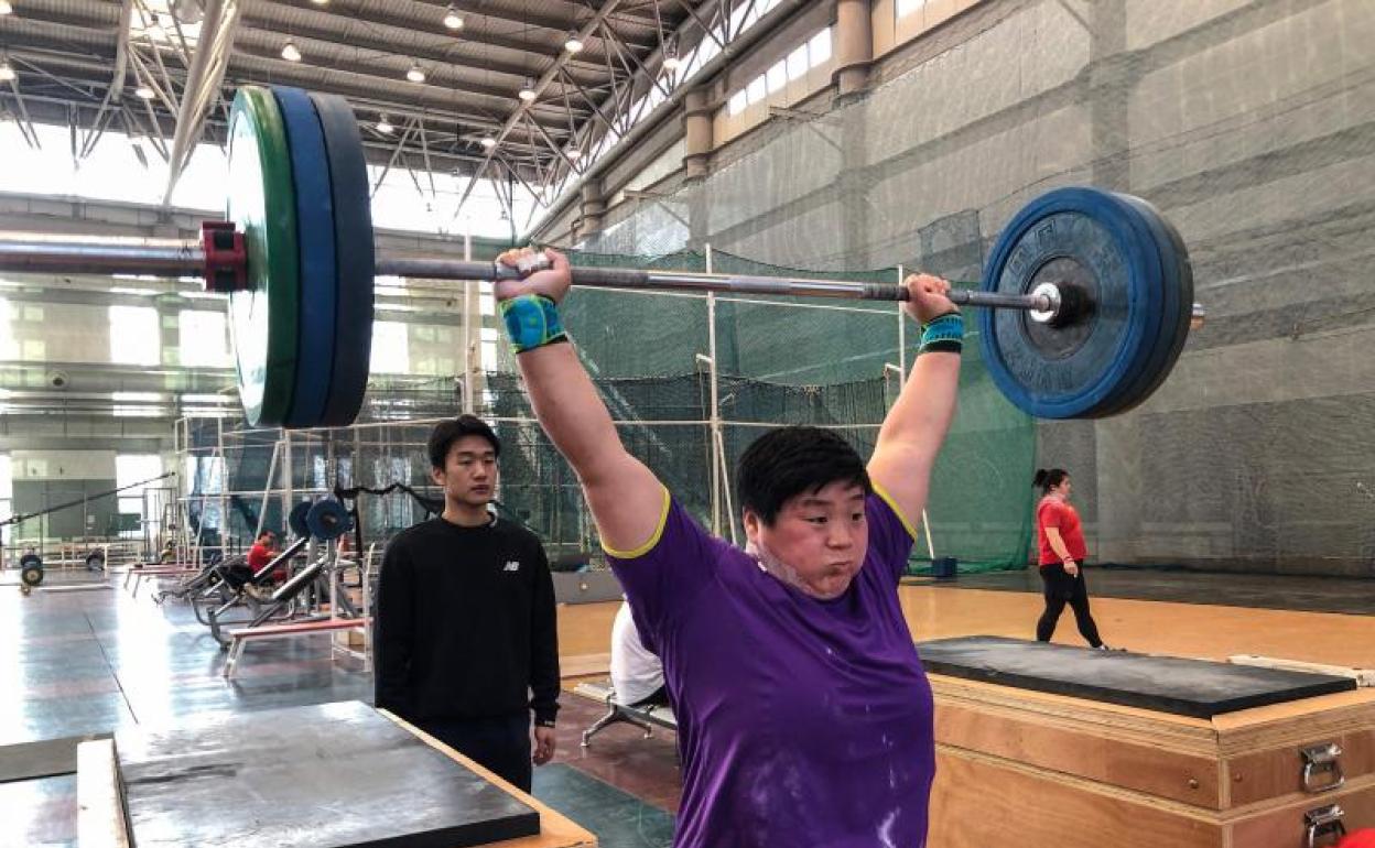 La lanzadora de peso china Gong Lijiao, durante un entrenamiento. 