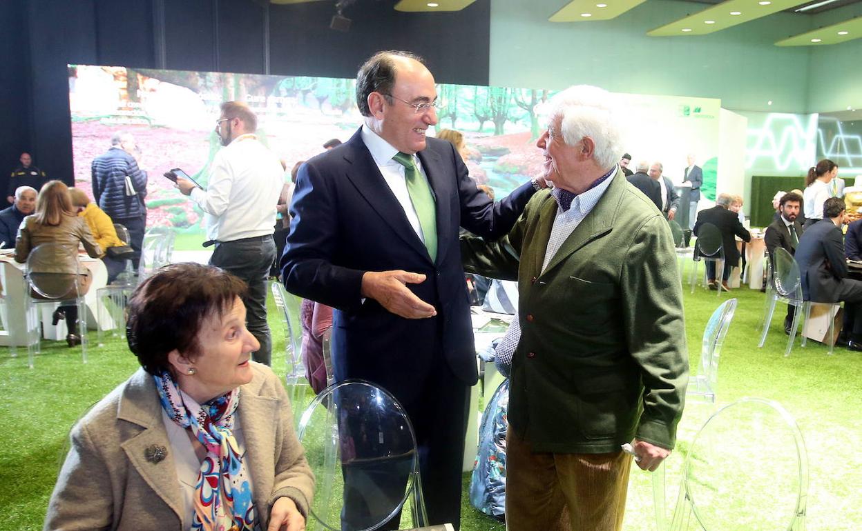 El presidente de Iberdrola, Ignacio Galán, junto a dos accionistas en la junta de 2019 en Bilbao. 