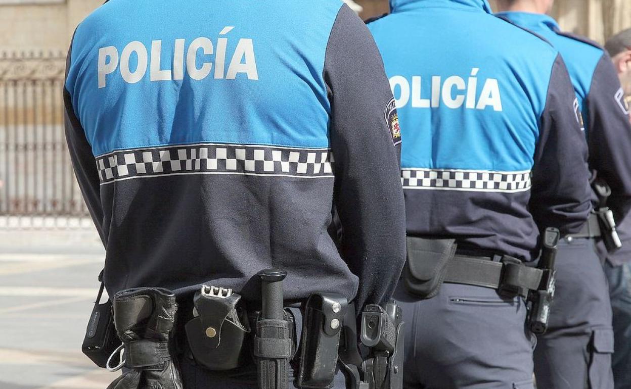 Los efectivos de la Policía Local de León han procedido a sancionar a cuatro bares y cinco personas, además de un grupo de paseantes de perros, por incumplir la cuarentena.