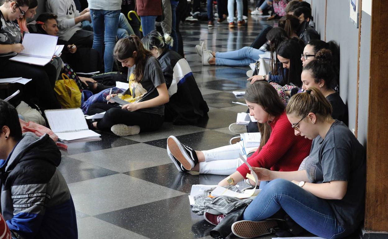 La crisis del coronavirus obliga a aplazar los exámenes de selectividad