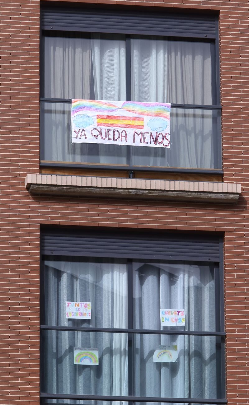 Ventanas y balcones de León y Ponferrada se llenan de arcoiris cargados de ilusión y realizados por los más pequeños. El objetivo es dar ánimos en la cuarentena especialmente a los equipos de Emergencias y otros menores.