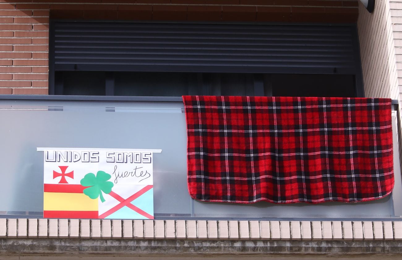 Ventanas y balcones de León y Ponferrada se llenan de arcoiris cargados de ilusión y realizados por los más pequeños. El objetivo es dar ánimos en la cuarentena especialmente a los equipos de Emergencias y otros menores.