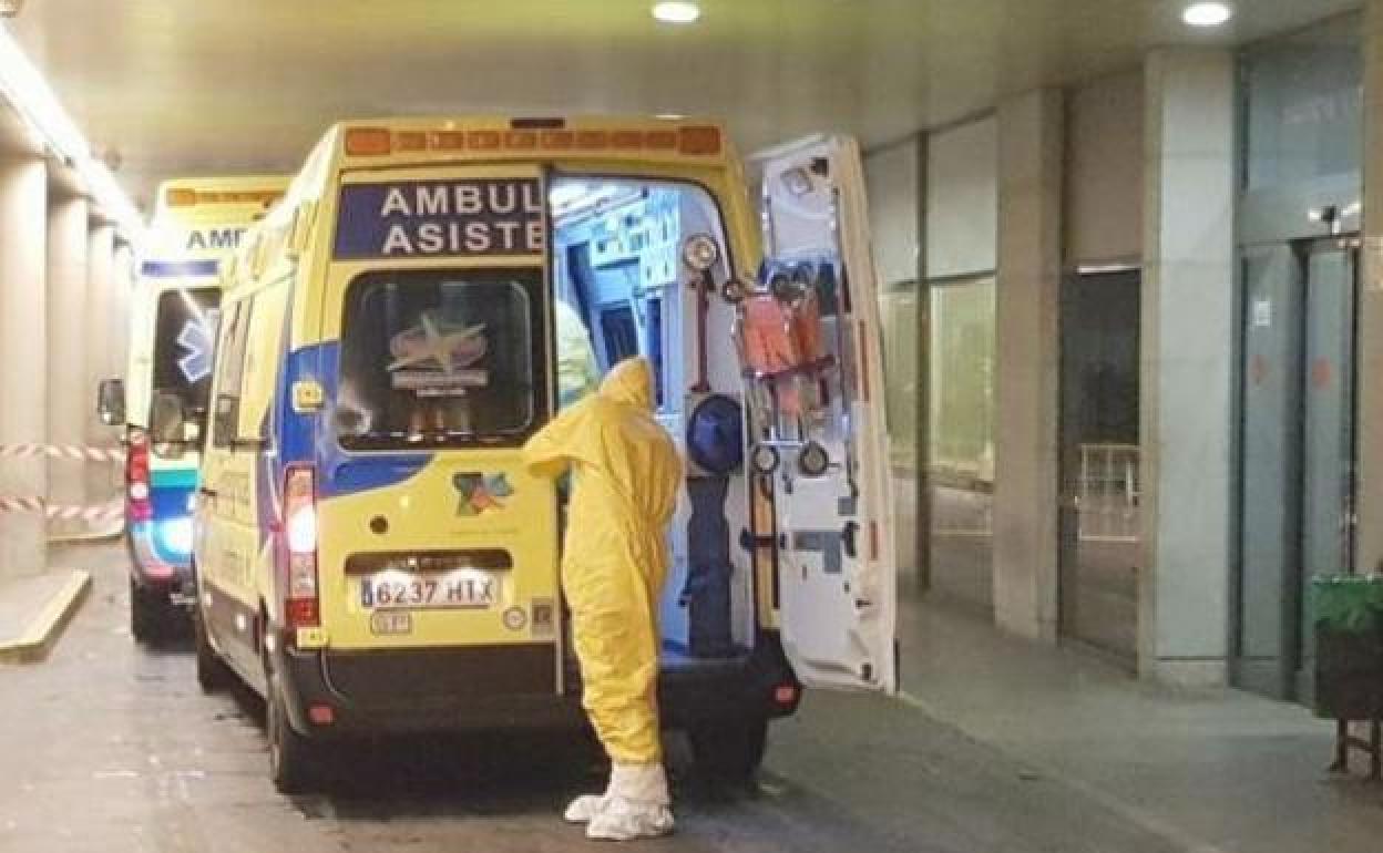 Imagen de archivo del traslado de un paciente al Hospital de León. 