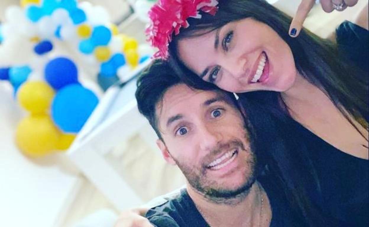 Rudy Fernández y Helen Lindes están en casa con sus hijos y sus perros.