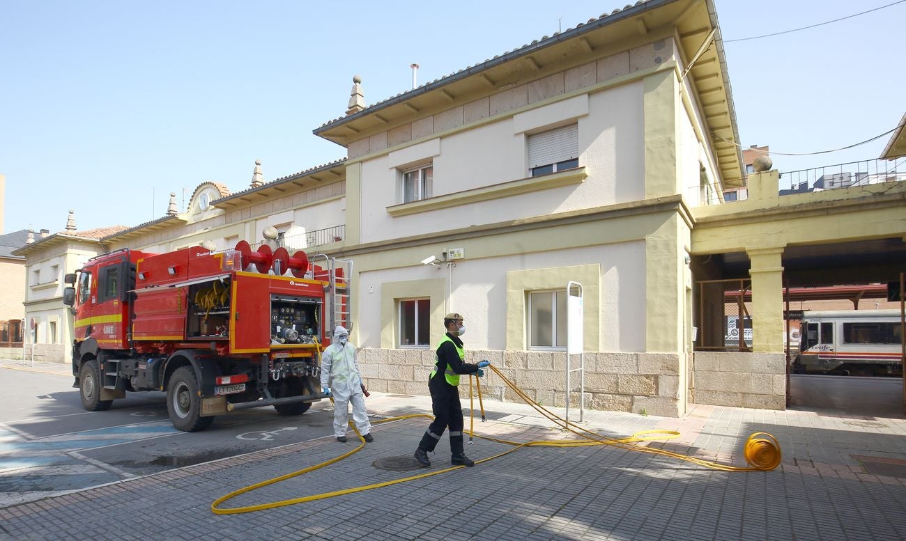 La Unidad Militar de Emergencias, UME, actúa en diferentes espacios públicos de Ponferrada.