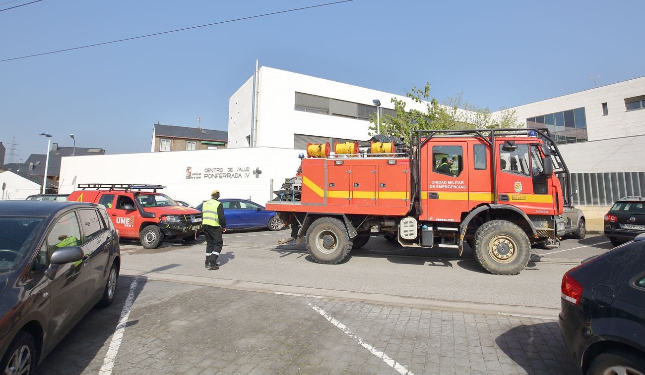 La Unidad Militar de Emergencias, UME, actúa en diferentes espacios públicos de Ponferrada.