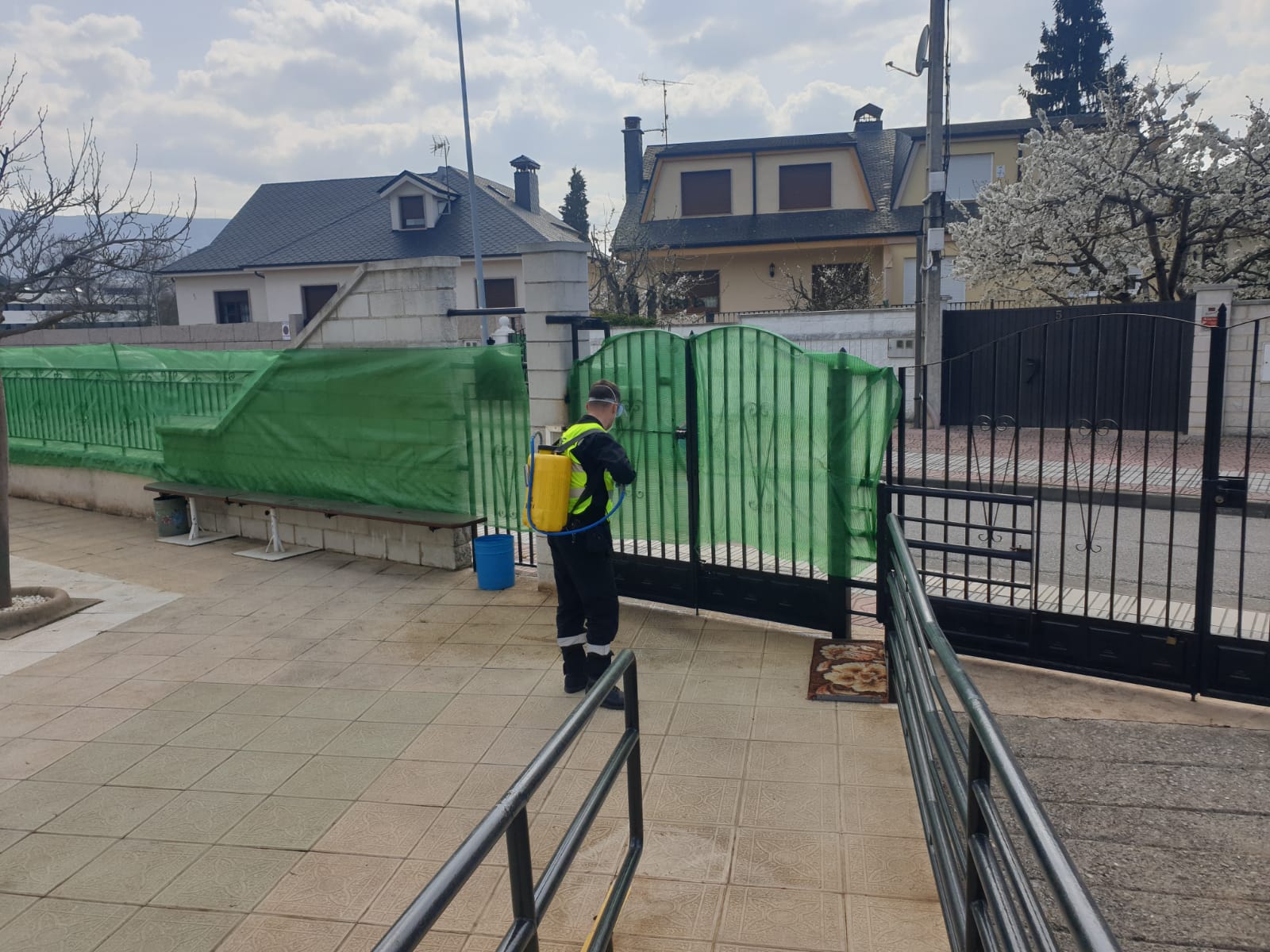 Valderas, Astorga, Bembibre, San Andrés, Ponferrada, Valverde la Virgen o Villacorta son algunos de los puntos en los que la Unidad Militar de Emergencias (UME) ha actuado este lunes. El objetivo, en todos los casos, ha sido la desinfección de lugares públicos, edificios, residencias de ancianos o el CRE de San Andrés. Los trabajos se extenderán a lo largo de las próximas jornadas.