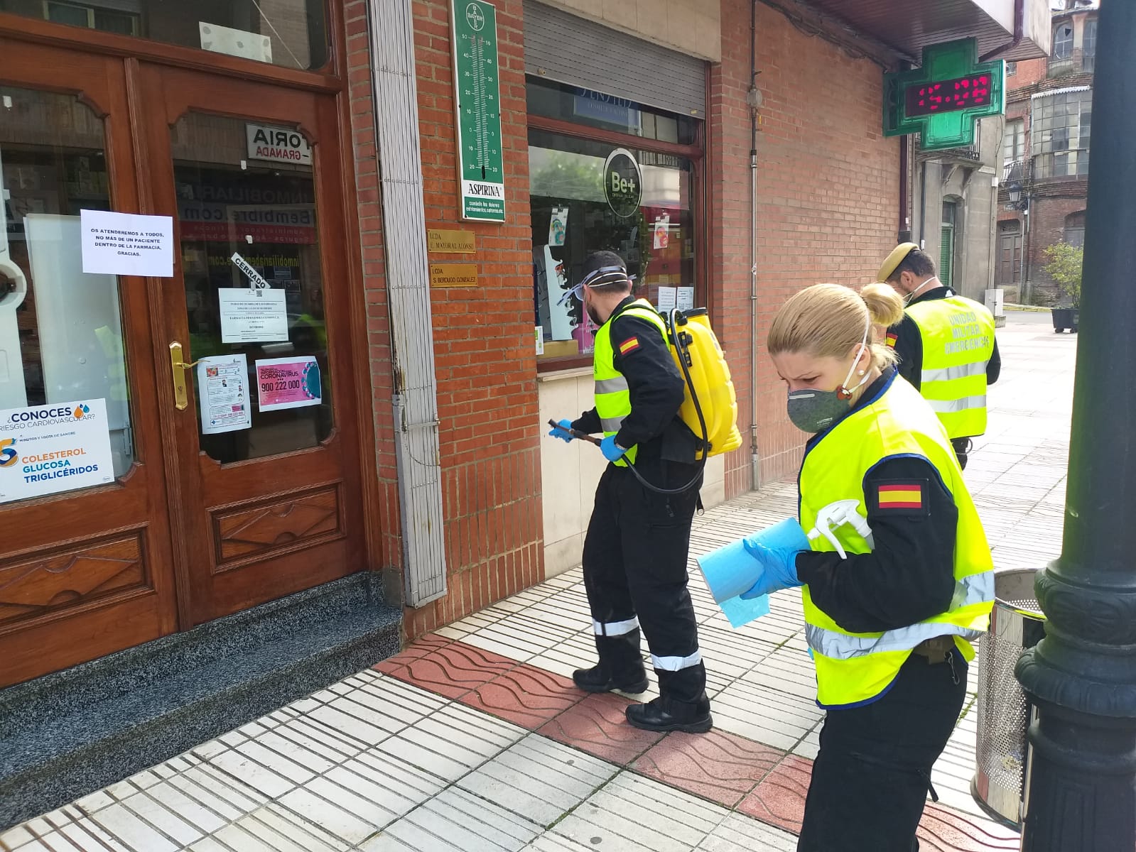 Valderas, Astorga, Bembibre, San Andrés, Ponferrada, Valverde la Virgen o Villacorta son algunos de los puntos en los que la Unidad Militar de Emergencias (UME) ha actuado este lunes. El objetivo, en todos los casos, ha sido la desinfección de lugares públicos, edificios, residencias de ancianos o el CRE de San Andrés. Los trabajos se extenderán a lo largo de las próximas jornadas.