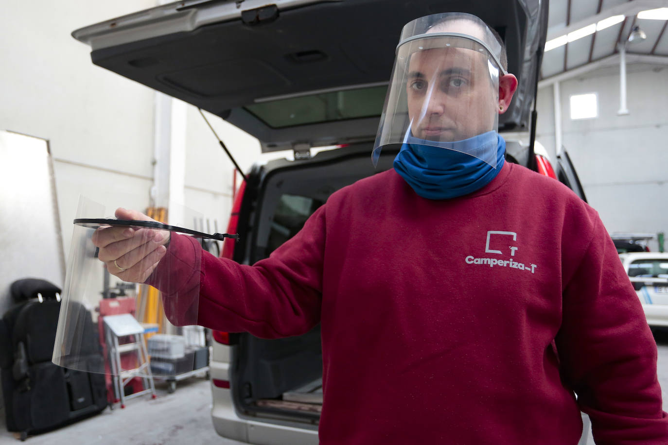 Fotos: La empresa Camperiza-T recoge, fabrica y dona pantallas protectoras